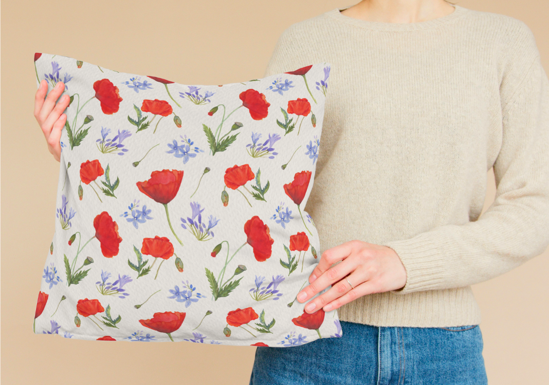 Quadratisches Kissen mit Blumenmuster Mohnblumen und Agapanthus in Aquarell